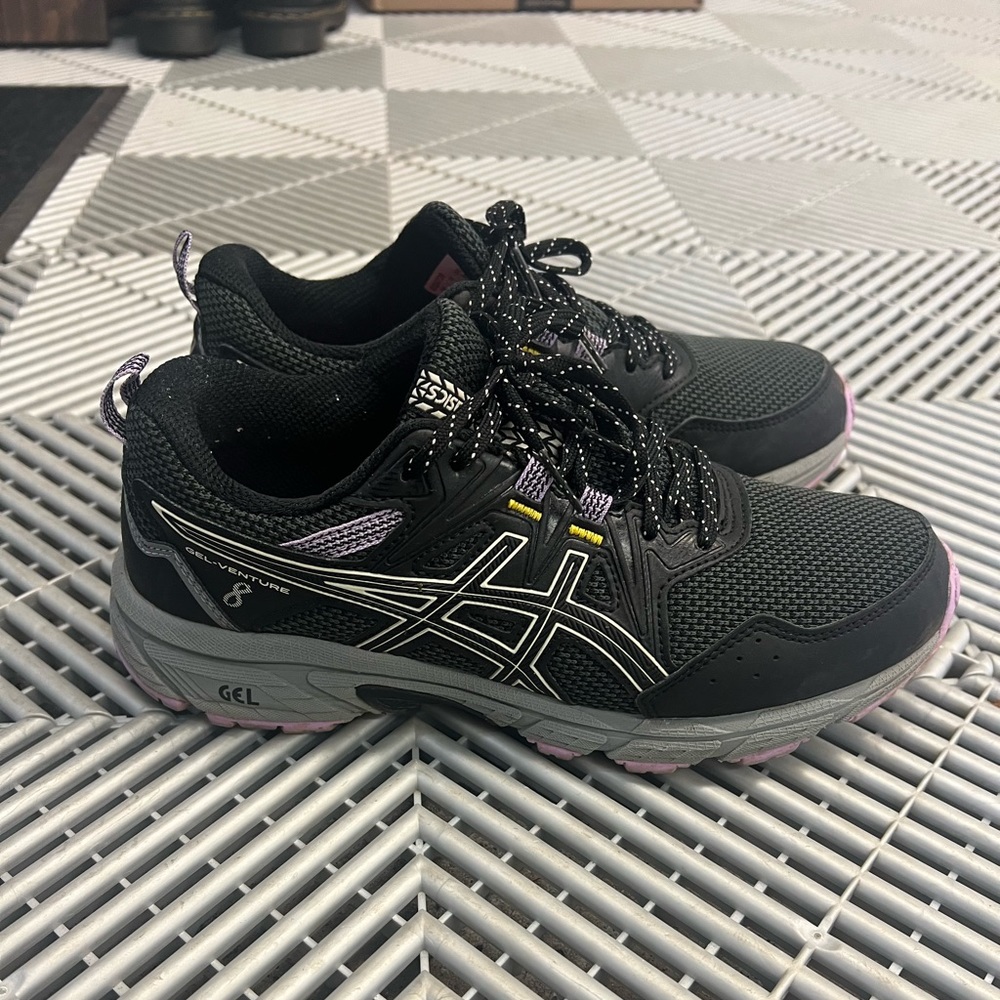 Women’s Aesics Gel Venture